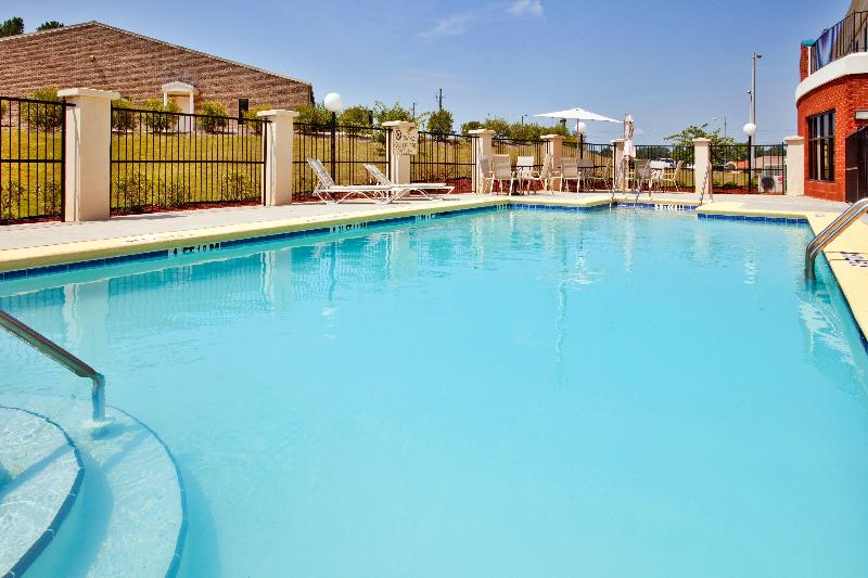 Holiday Inn Express and Suites Selma image
