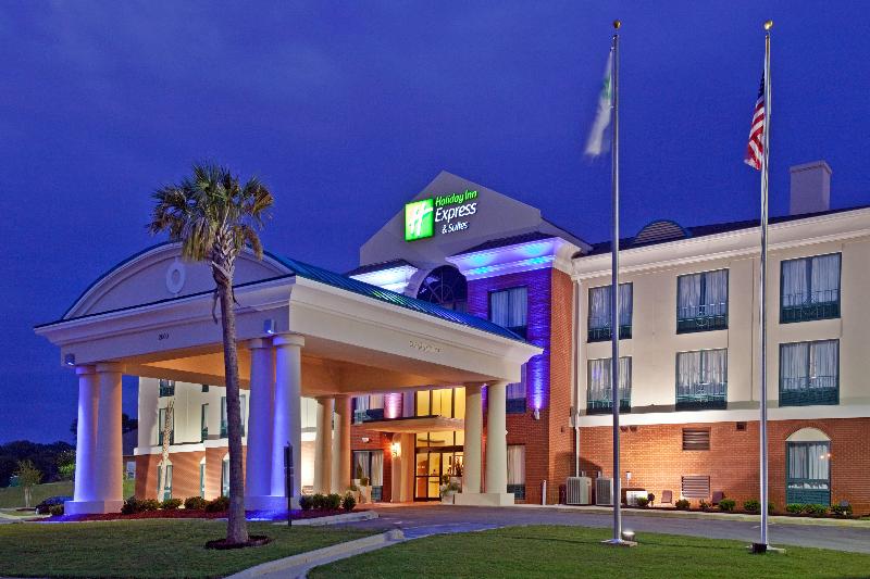 Holiday Inn Express and Suites Selma image