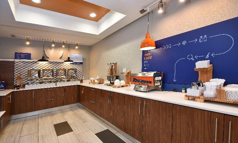 Holiday Inn Express and Suites Selma image
