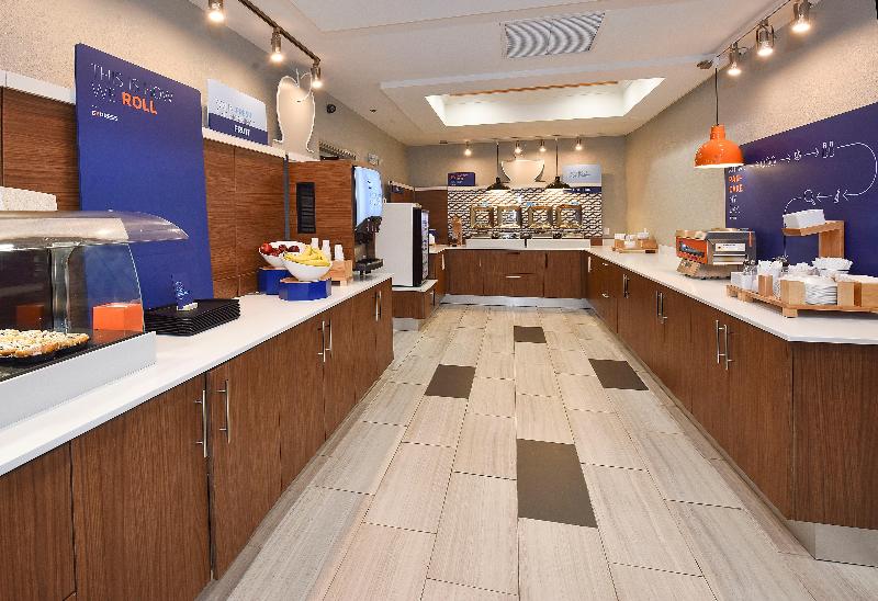 Holiday Inn Express and Suites Selma image