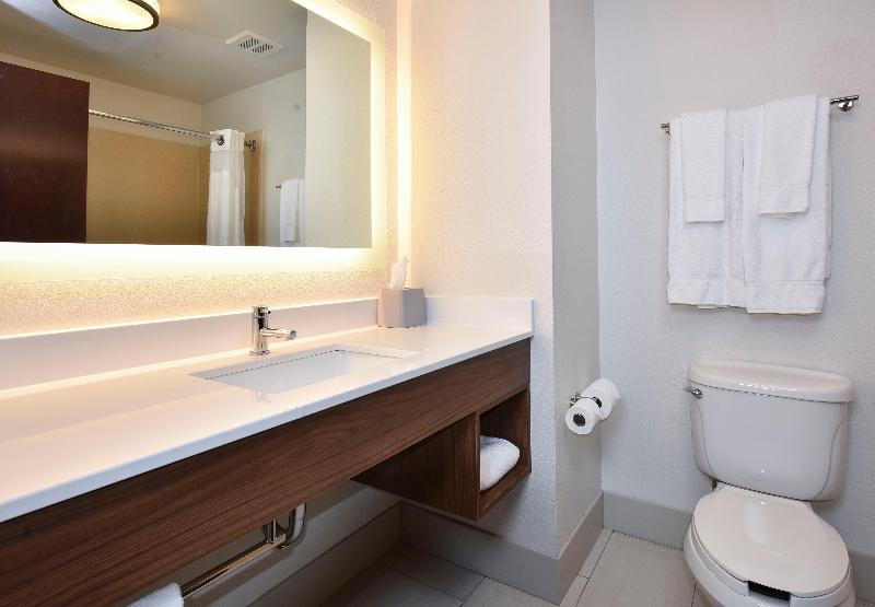 Holiday Inn Express and Suites Selma image