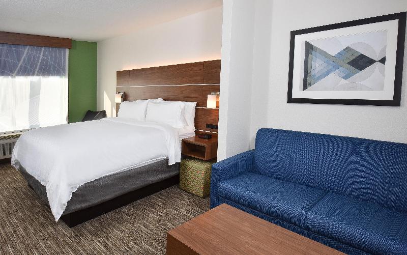 Holiday Inn Express and Suites Selma image
