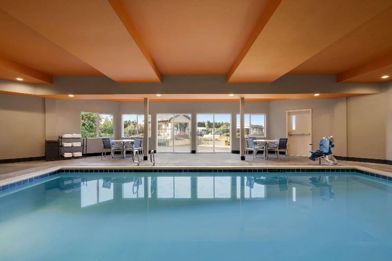 La Quinta Inn Suites By Wyndham Springfield image