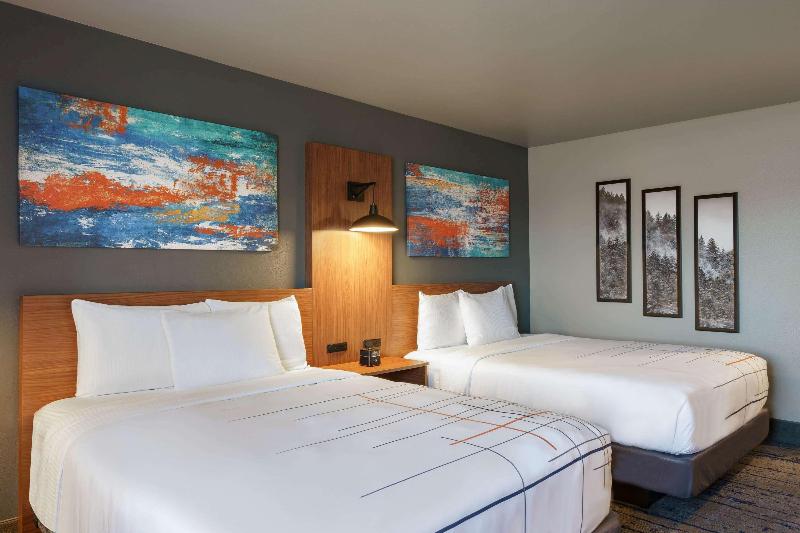 La Quinta Inn Suites By Wyndham Springfield image