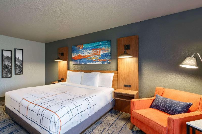 La Quinta Inn Suites By Wyndham Springfield image
