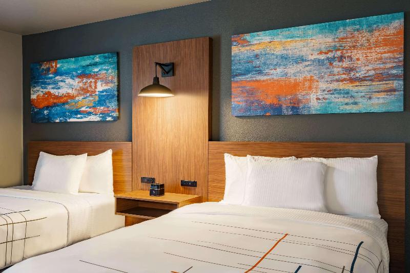 La Quinta Inn Suites By Wyndham Springfield image