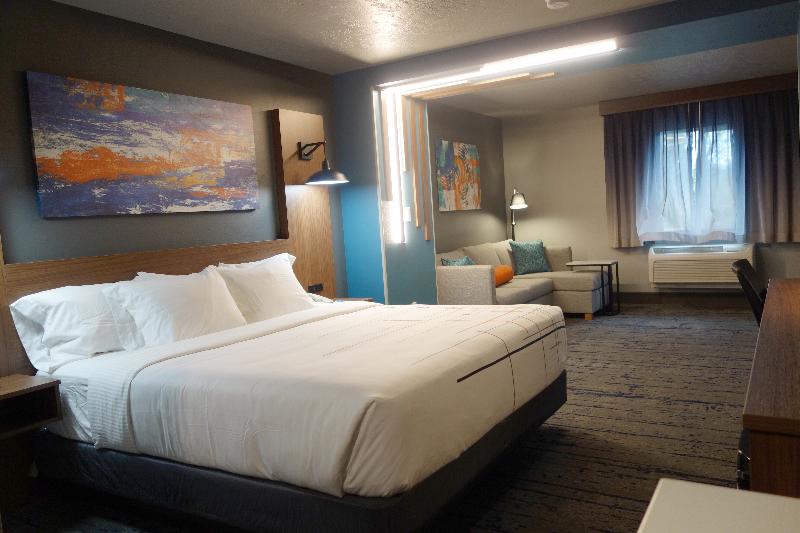 La Quinta Inn Suites By Wyndham Springfield image