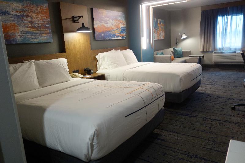 La Quinta Inn Suites By Wyndham Springfield image