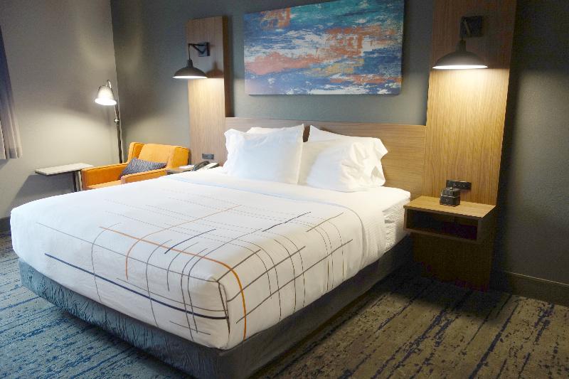 La Quinta Inn Suites By Wyndham Springfield image
