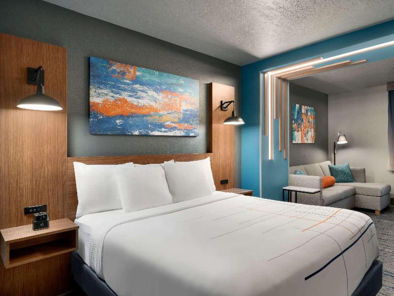 La Quinta Inn Suites By Wyndham Springfield image