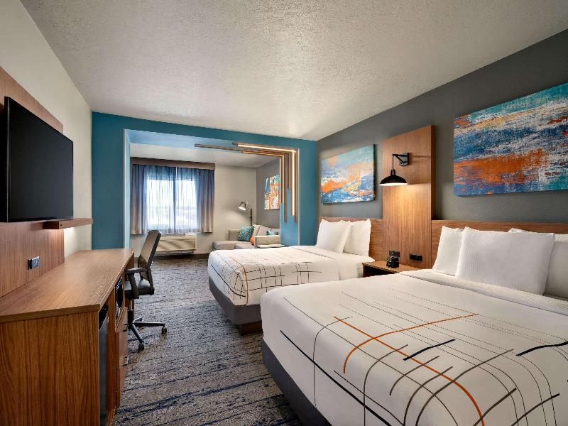 La Quinta Inn Suites By Wyndham Springfield image