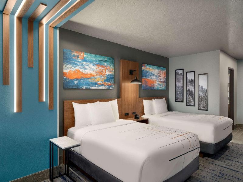 La Quinta Inn Suites By Wyndham Springfield image