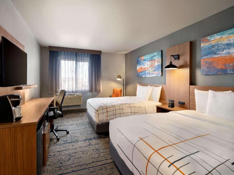 La Quinta Inn Suites By Wyndham Springfield image