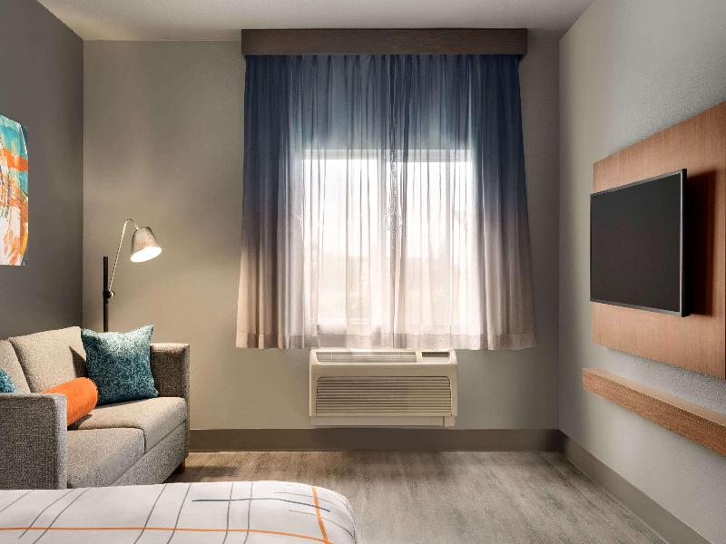 La Quinta Inn Suites By Wyndham Springfield image