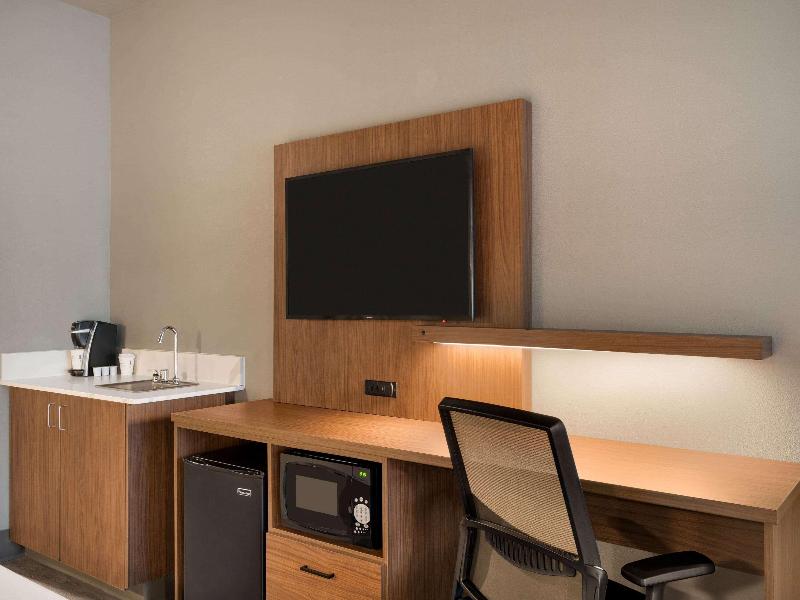 La Quinta Inn Suites By Wyndham Springfield image