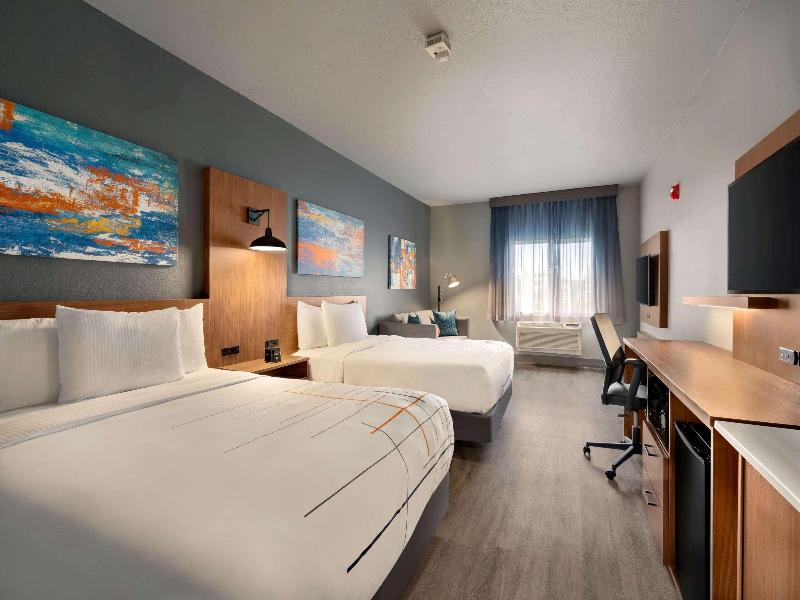 La Quinta Inn Suites By Wyndham Springfield image