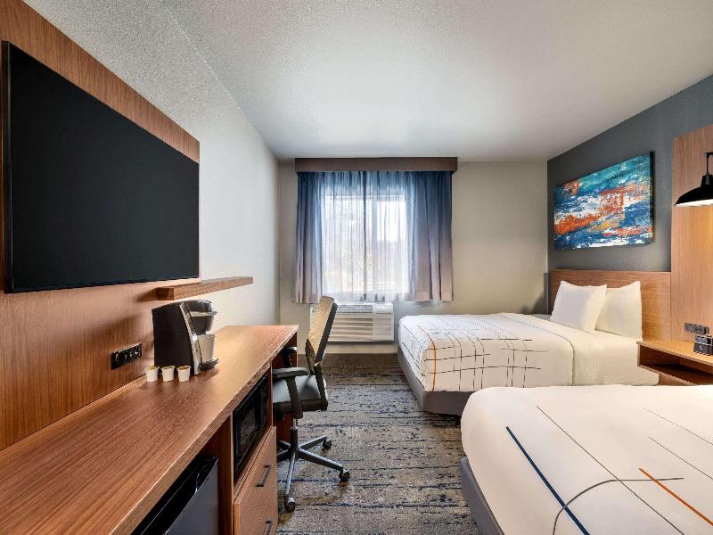 La Quinta Inn Suites By Wyndham Springfield image