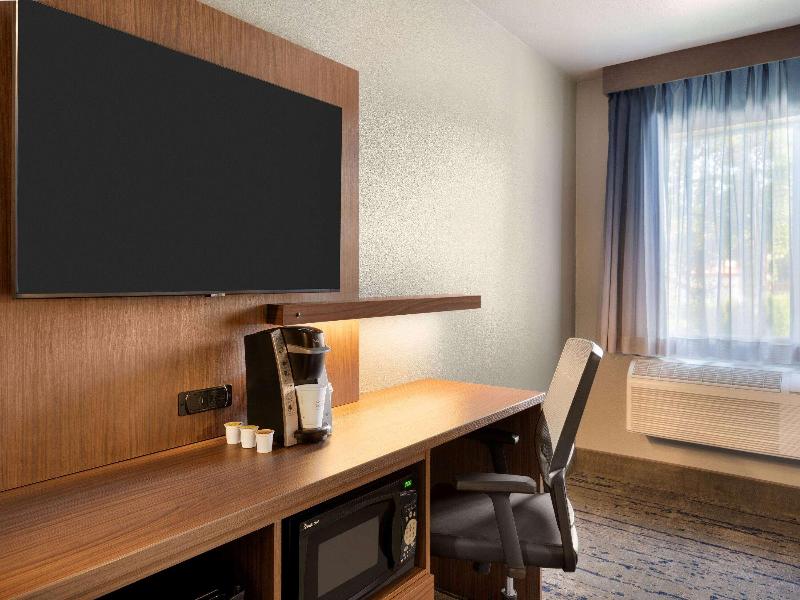 La Quinta Inn Suites By Wyndham Springfield image