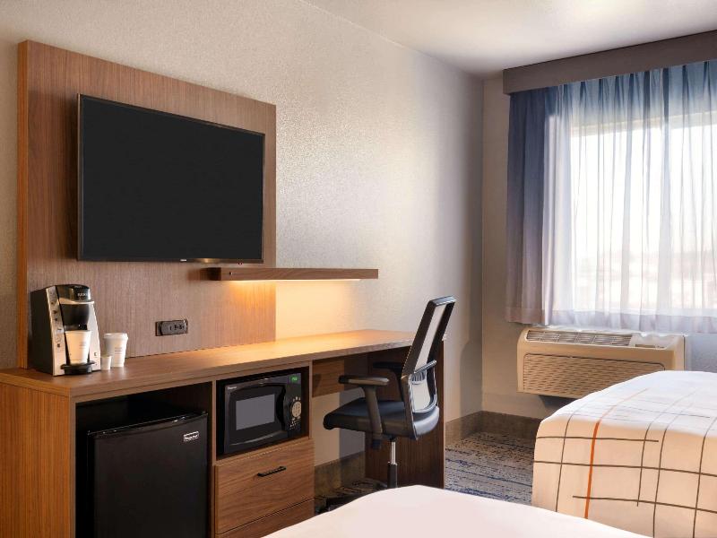 La Quinta Inn Suites By Wyndham Springfield image