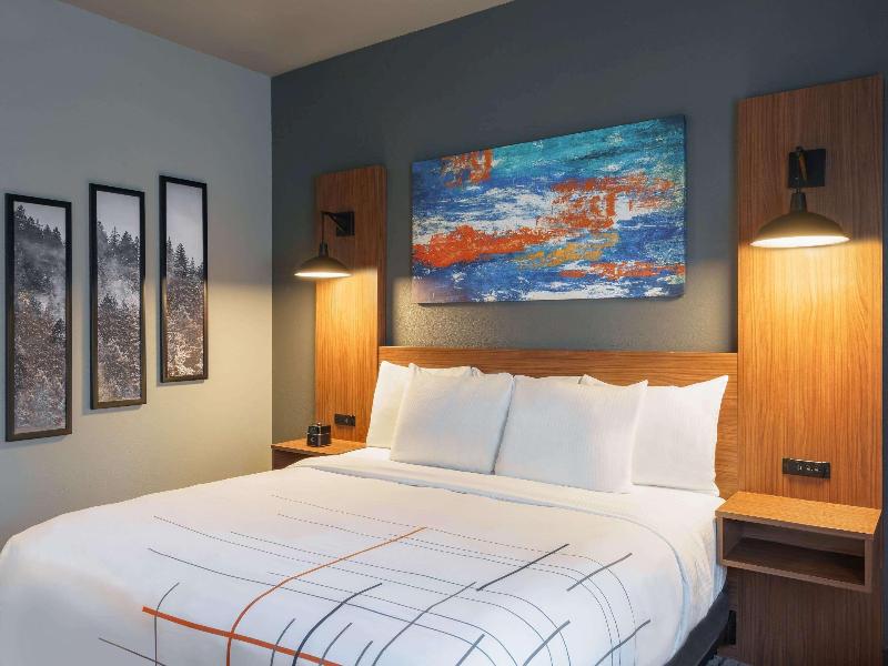 La Quinta Inn Suites By Wyndham Springfield image