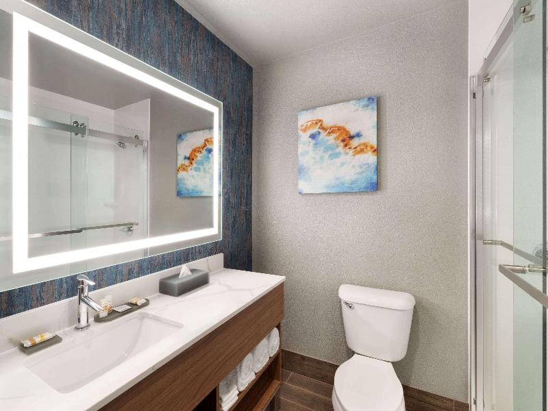 La Quinta Inn Suites By Wyndham Springfield image