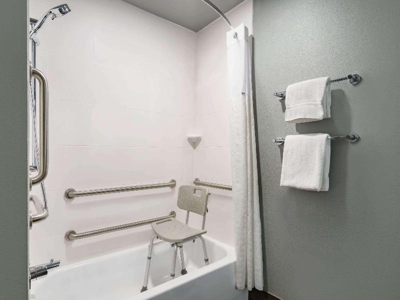 La Quinta Inn Suites By Wyndham Springfield image