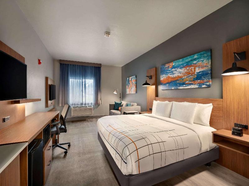 La Quinta Inn Suites By Wyndham Springfield image
