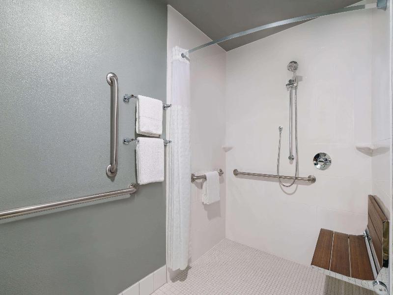 La Quinta Inn Suites By Wyndham Springfield image