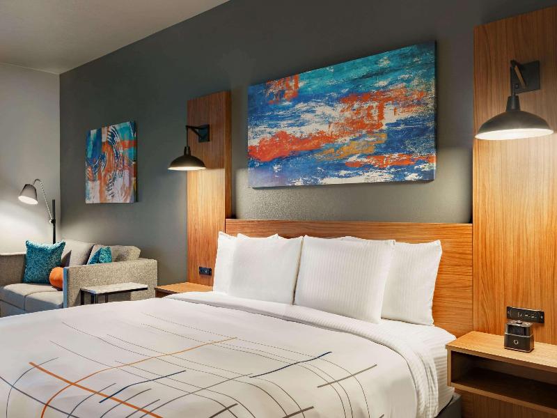 La Quinta Inn Suites By Wyndham Springfield image