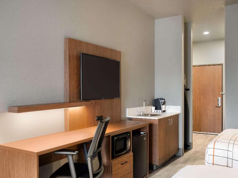 La Quinta Inn Suites By Wyndham Springfield image
