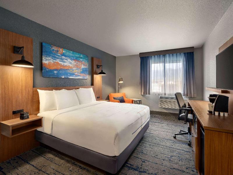 La Quinta Inn Suites By Wyndham Springfield image