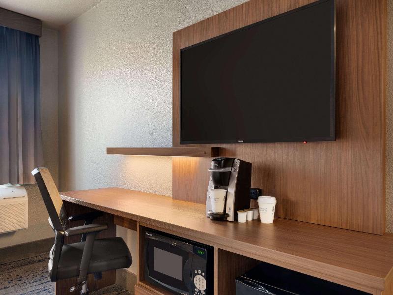 La Quinta Inn Suites By Wyndham Springfield image