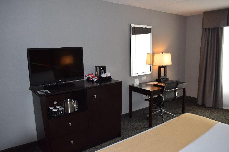 Holiday Inn & Suites East Peoria image