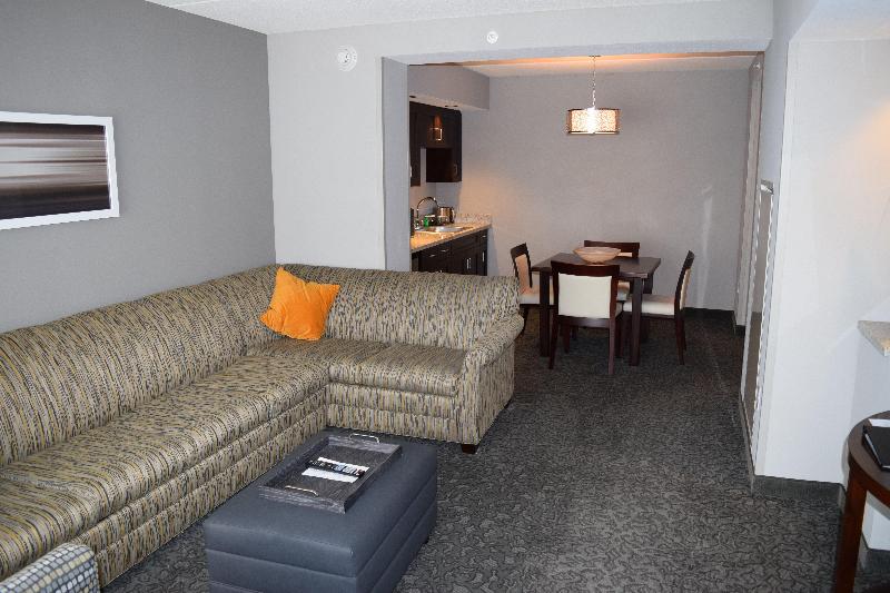 Holiday Inn & Suites East Peoria image