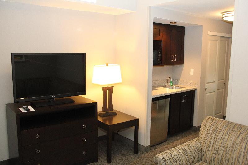 Holiday Inn & Suites East Peoria image