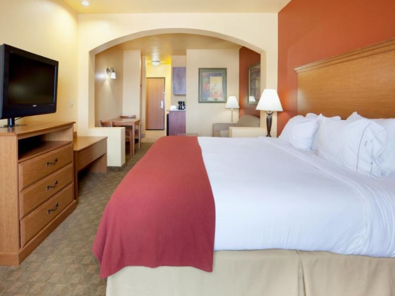 Holiday Inn Express & Suites Zapata By IHG image