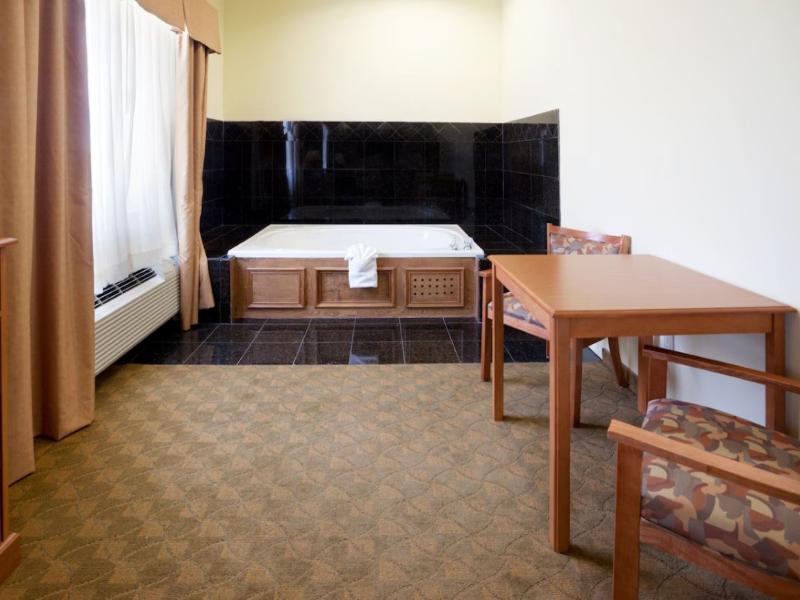 Holiday Inn Express & Suites Zapata By IHG image