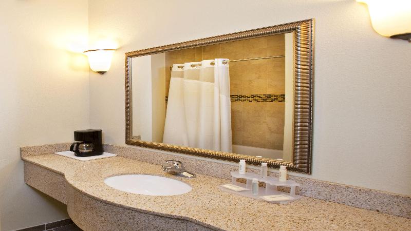 Holiday Inn Express Waterloo Cedar Falls photo 11