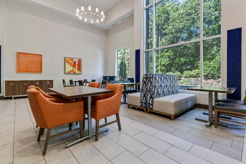 Holiday Inn Express & Suites Starkville By IHG image