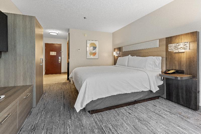 Holiday Inn Express & Suites Starkville By IHG image