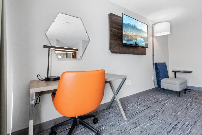 Holiday Inn Express & Suites Starkville By IHG image