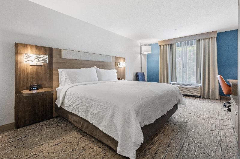 Holiday Inn Express & Suites Starkville By IHG image