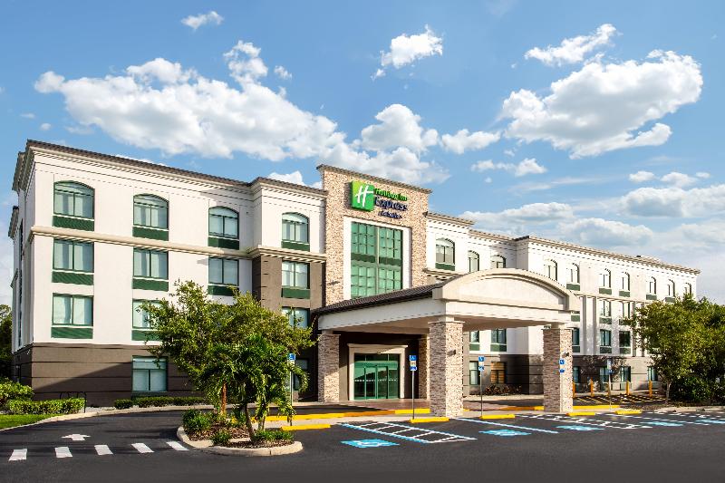Holiday Inn Express and Suites Bradenton East Lake