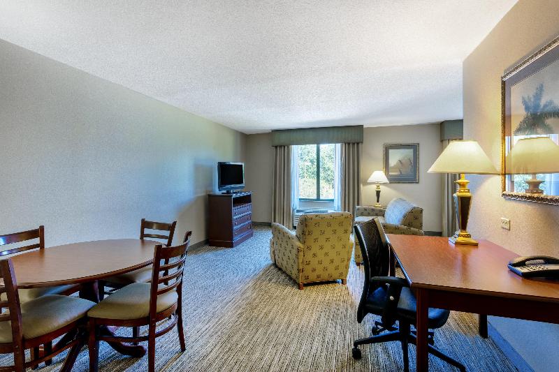 Holiday Inn Express and Suites Bradenton East Lake image