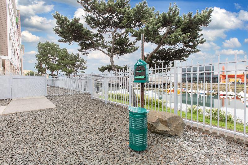 Holiday Inn Express and Suites Seaside Convention