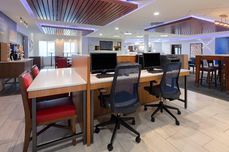 Holiday Inn Express and Suites Bradley Airport