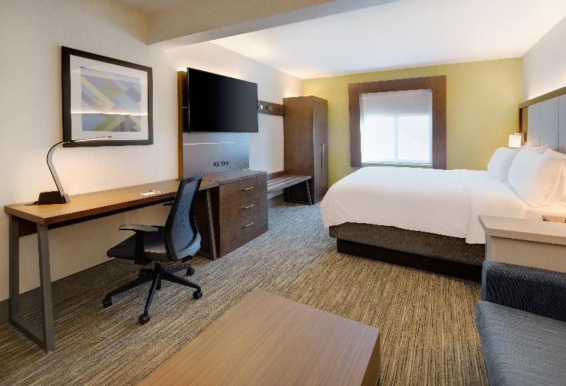 Holiday Inn Express and Suites Bradley Airport photo 12