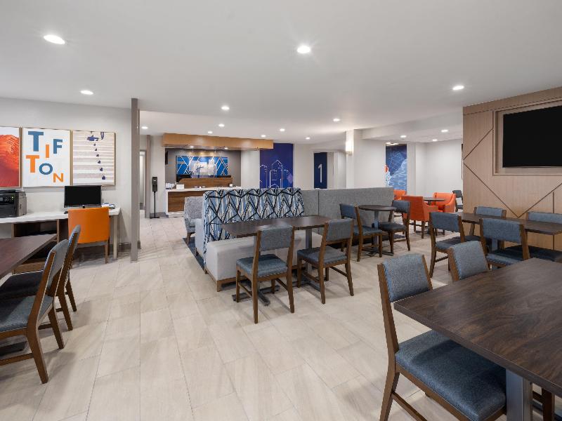 Holiday Inn Express Tifton image
