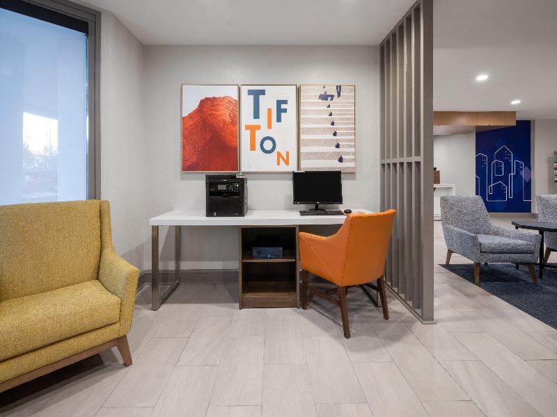 Holiday Inn Express Tifton image