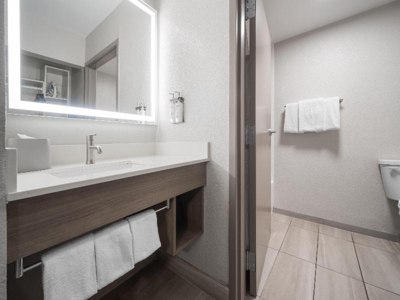 Holiday Inn Express Tifton image